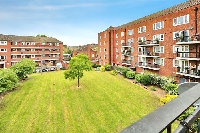 3 Bedroom Flat To Rent In Stockwell Gardens Estate, London, SW9