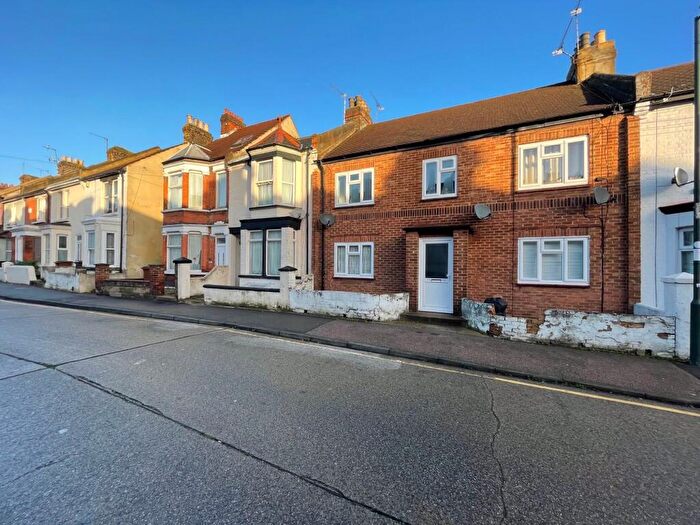 1 Bedroom Flat To Rent In Balmoral Road, Gillingham, ME7