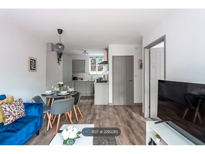 2 Bedroom Flat To Rent In Rickmansworth Lane, Chalfont St. Peter, Gerrards Cross, SL9