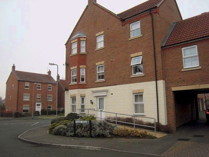 2 Bedroom Flat To Rent In Tyler Walk, Slough - Spacious Bedroom, SL3