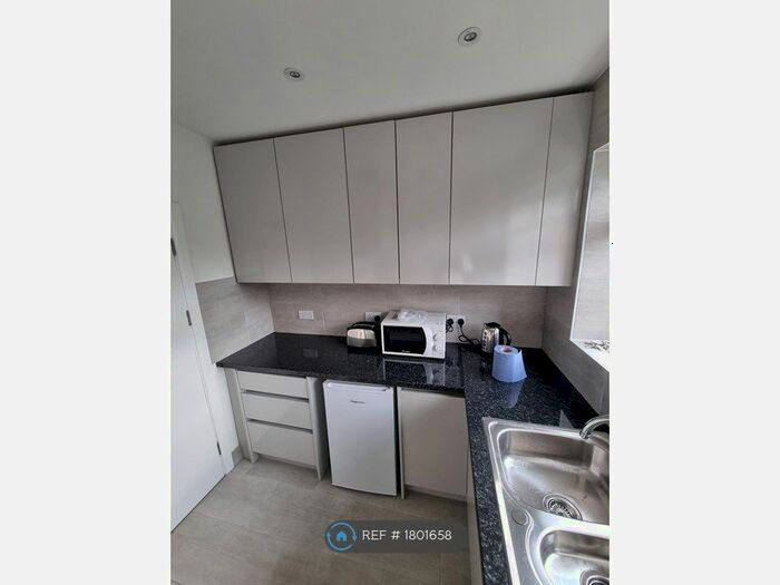2 Bedroom Flat To Rent In Berkeley Court, London, NW10