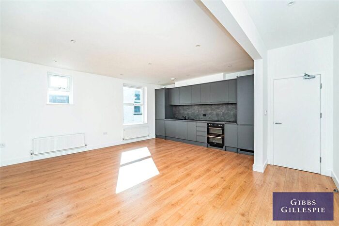 3 Bedroom Flat To Rent In Broadway, London, W13