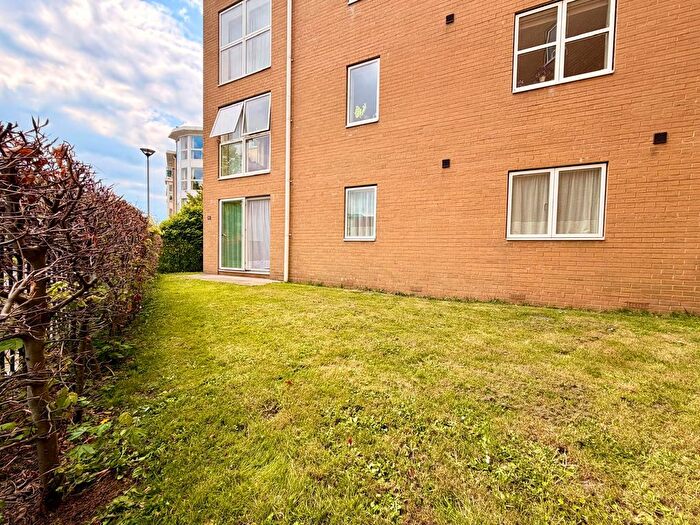 2 Bedroom Flat To Rent In Richmond Court, St. Davids Hill, EX4