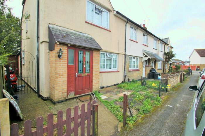 4 Bedroom Semi-Detached House To Rent In Austin Way, Uxbridge, Middlesex, Nocounty, UB8