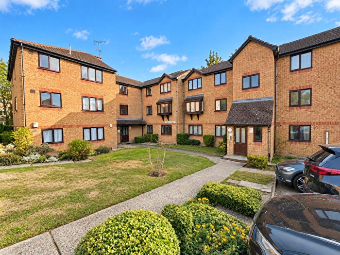 1 Bedroom Flat For Sale In Heberden Court, Wingrove Drive, Purfleet-On-Thames, RM19