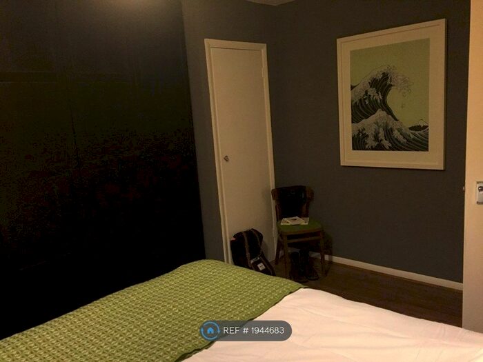 2 Bedroom Flat To Rent In Loughton Way, Buckhurst Hill, IG9