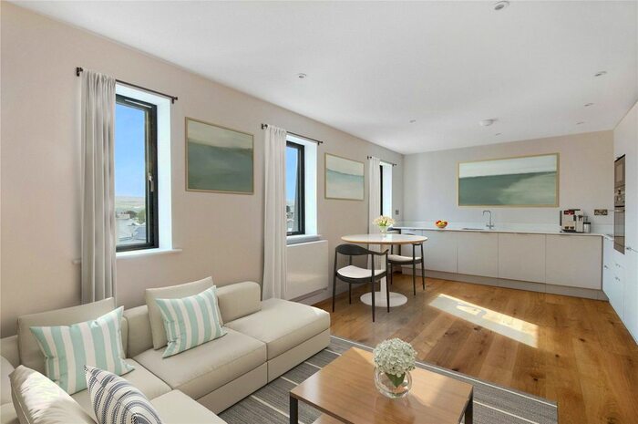 2 Bedroom Flat To Rent In Magdalen Road, St Leonards, Exeter, EX2