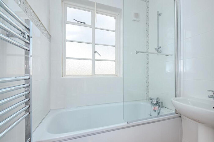 3 Bedroom Flat To Rent In Park Court, Balham Park Road, London, SW12