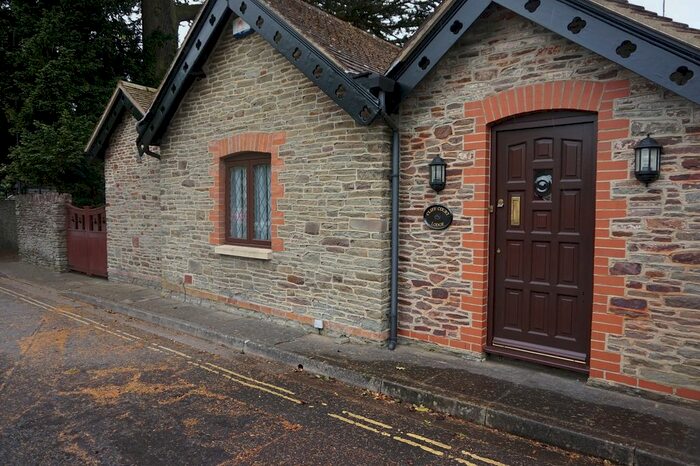 2 Bedroom Bungalow To Rent In Pearces Hill, Bristol, BS16