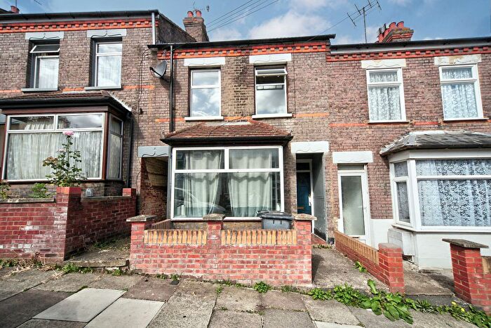 4 Bedroom Terraced House For Sale In Chiltern Rise, Luton, LU1