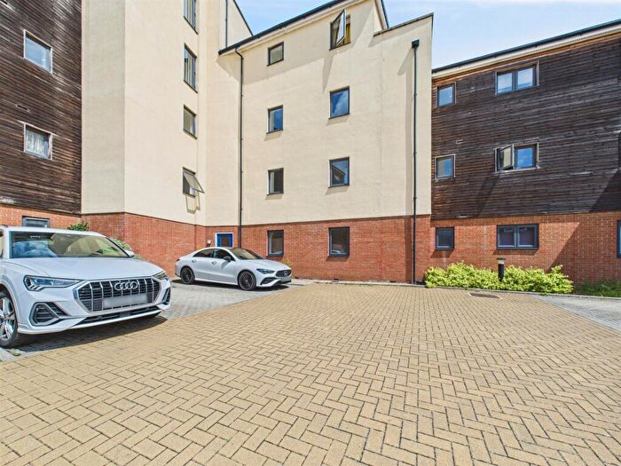 2 Bedroom Flat For Sale In Quercetum Close, Aylesbury, Buckinghamshire, HP19