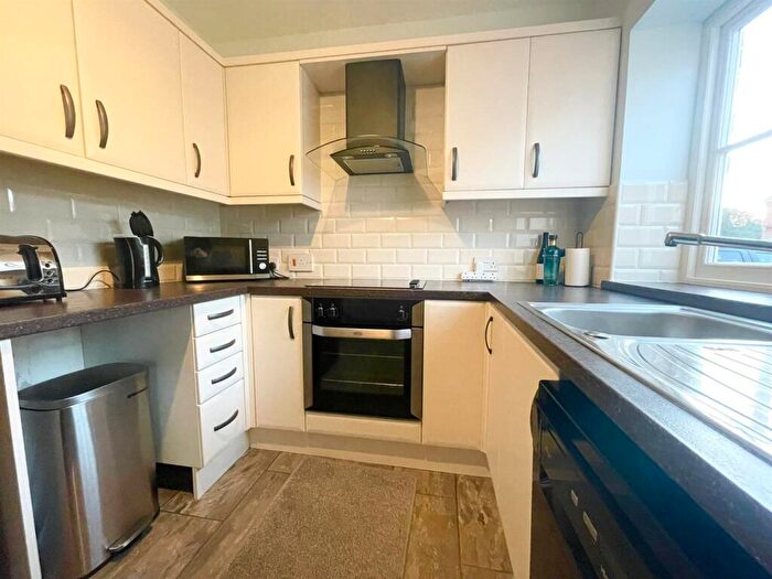 3 Bedroom Terraced House For Sale In Railway Street, Hornsea, HU18