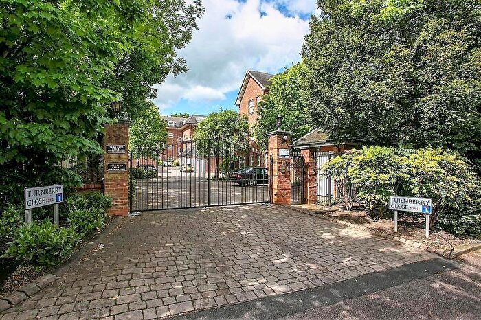 3 Bedroom Apartment For Sale In Turnberry Close, Hendon, NW4