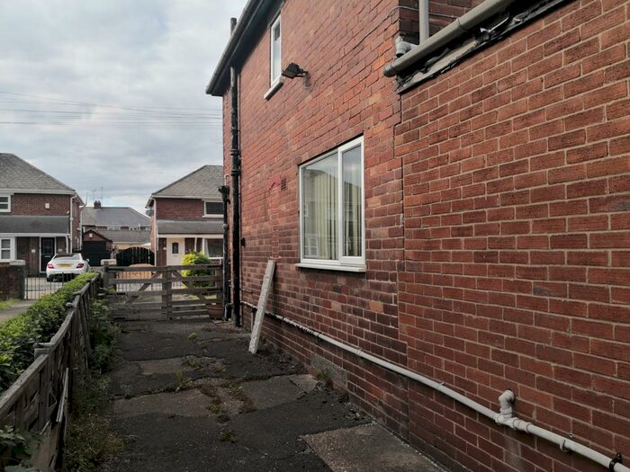 3 Bedroom Semi Detached House For Sale In Baldwin Avenue, Doncaster, DN5