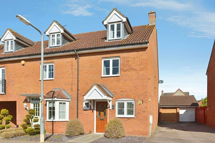 3 Bedroom House For Sale In Foxholes Close, Deanshanger, Buckinghamshire, MK19