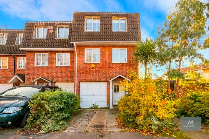 4 Bedroom End Of Terrace House To Rent In Regency Close, Chigwell IG7