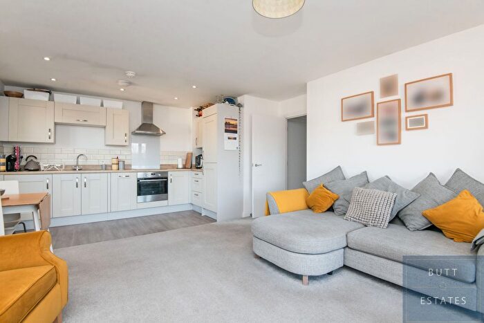 2 Bedroom Flat For Sale In Cobley Court, Exeter, EX4