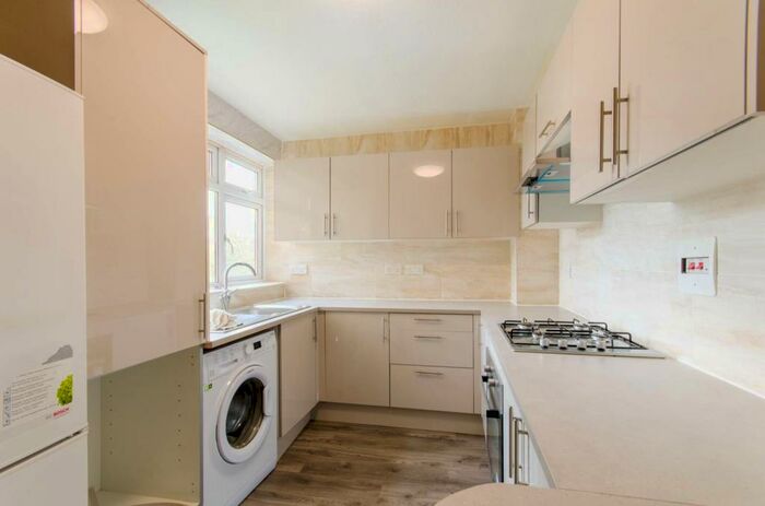 2 Bedroom Flat To Rent In Nether Street, Finchley, London, N3