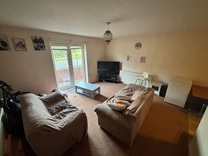 2 Bedroom Flat To Rent In Wordsworth Court, Sheffield, South Yorkshire, S5
