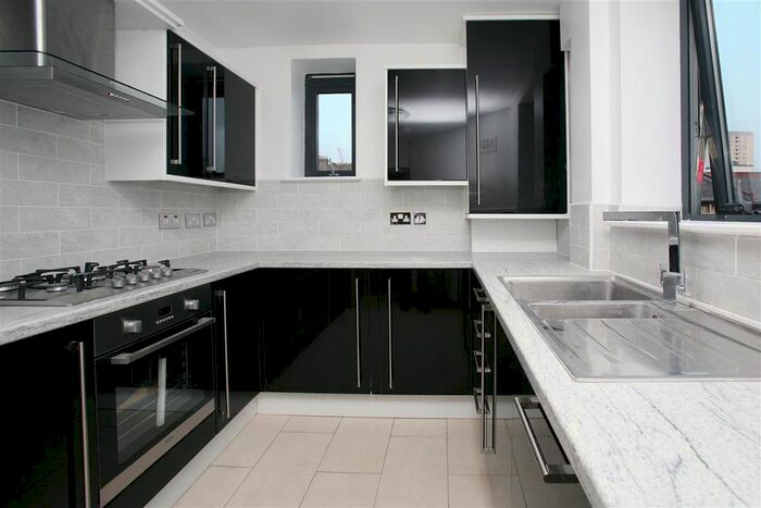 3 Bedroom Flat To Rent In Jacob Mansions, Umberston Street, Whitechapel, London, E1
