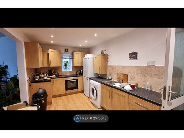 6 Bedroom Semi-Detached House To Rent In Langdale Gardens, Leeds, LS6