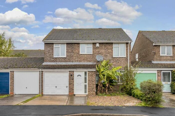 5 Bedroom Link Detached House To Rent In Kidlington, Oxfordshire, OX5