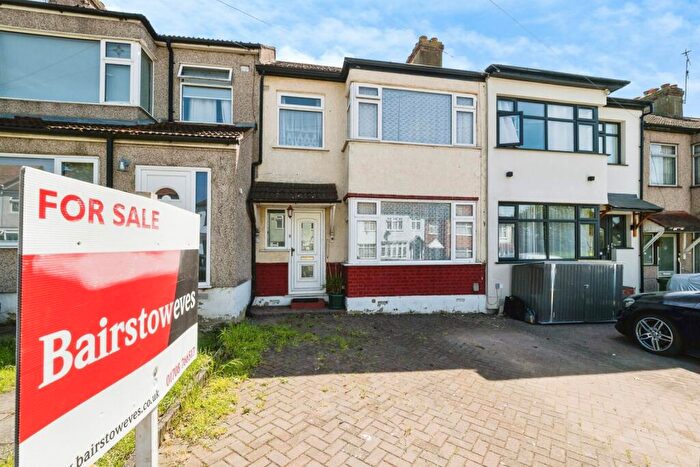 3 Bedroom Terraced House For Sale In Gelsthorpe Road, Romford, RM5