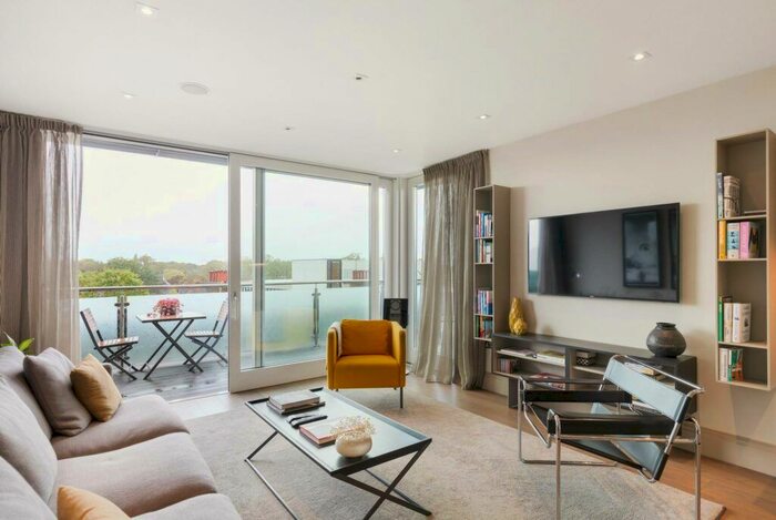 2 Bedroom Flat To Rent In Parkshot, Richmond, TW9