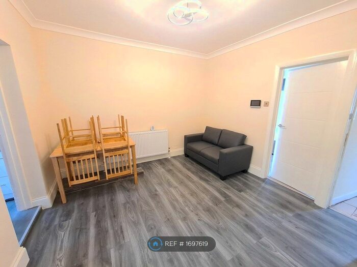 3 Bedroom Flat To Rent In Enfield Edmonton London, Enfield Edmonton London, N18