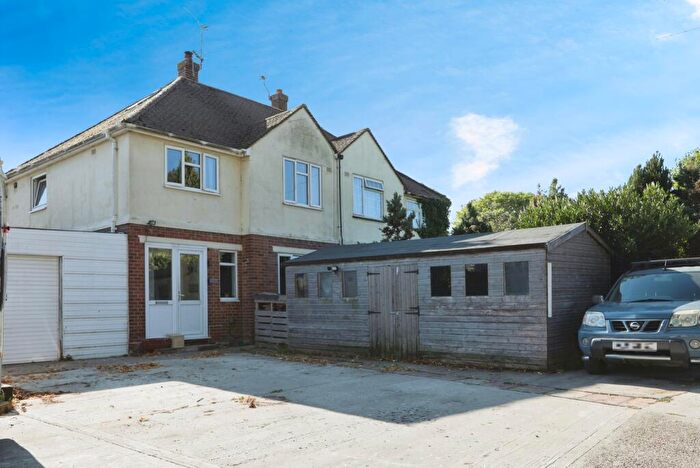 4 Bedroom Semi-Detached House For Sale In Kent Avenue, Maidstone, Kent, ME15