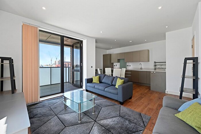 2 Bedroom Flat To Rent In New Village Avenue, Canning Town, E14