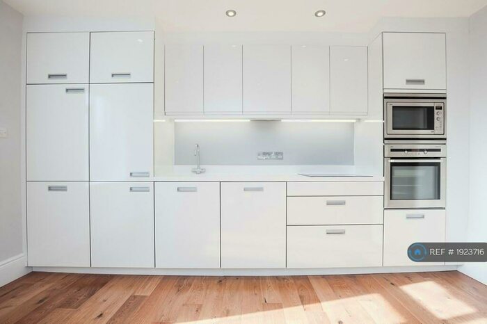 2 Bedroom Flat To Rent In Cross Road, East Croydon, CR0