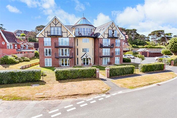 3 Bedroom Flat For Sale In Cliff Road, Totland Bay, Isle Of Wight, PO39