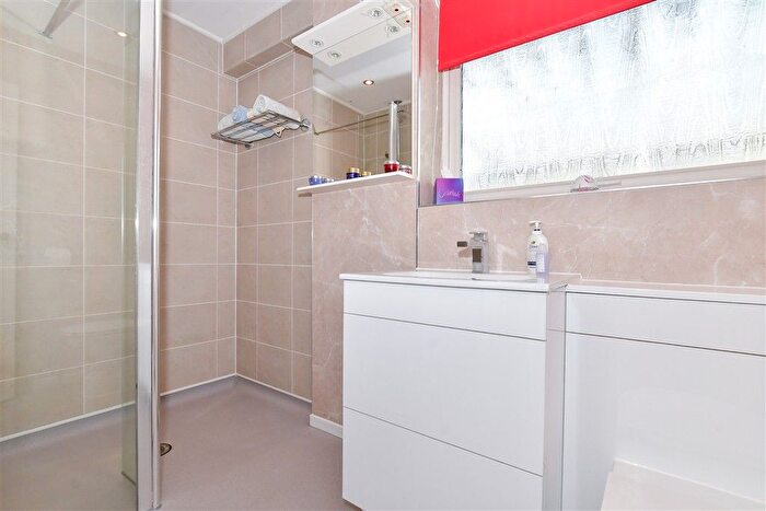 2 Bedroom Chalet For Sale In Flaxman Drive, Maidstone, Kent, ME16