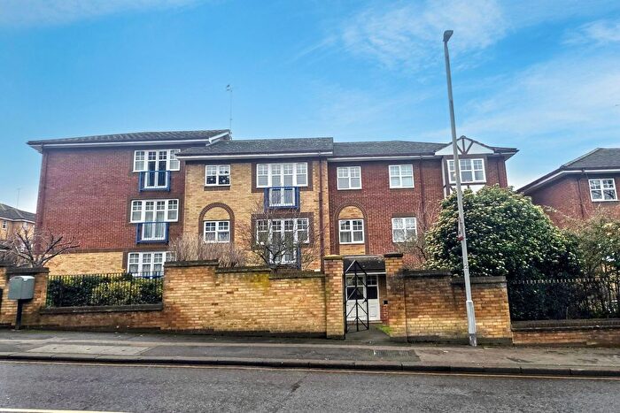 2 Bedroom Flat For Sale In Earls Meade, Luton, LU2