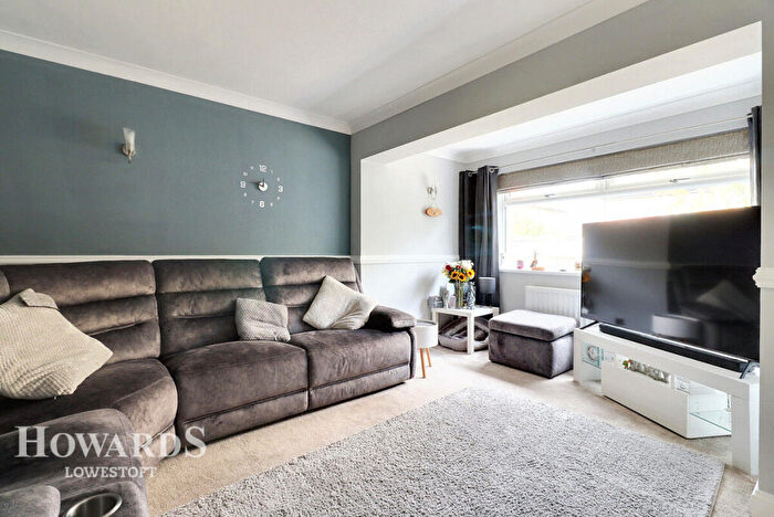 3 Bedroom Semi Detached House For Sale In Roydon Way, Oulton Broad, NR32