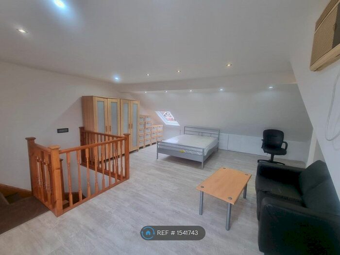 1 Bedroom Flat To Rent In Temple Road, Crickelwood, NW2