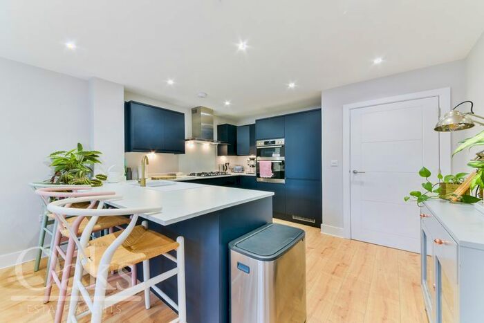 2 Bedroom Flat To Rent In Pollards Hill South, London, SW16