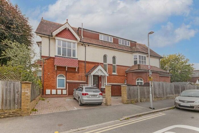 2 Bedroom Flat To Rent In Egmont Road, Tolworth, Surbiton, KT6