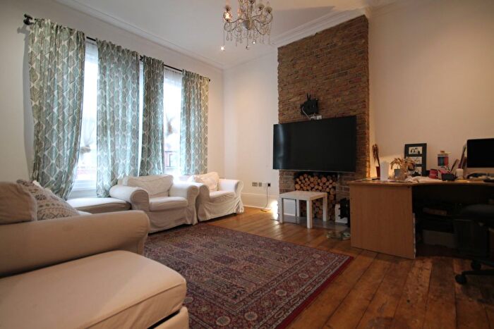3 Bedroom Flat To Rent In A Longley Road, London, SW17