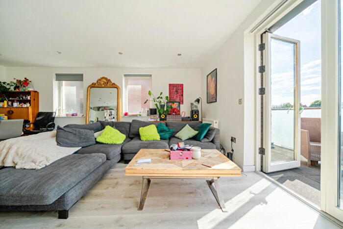 2 Bedroom Flat For Sale In Queens Road, London, SE15