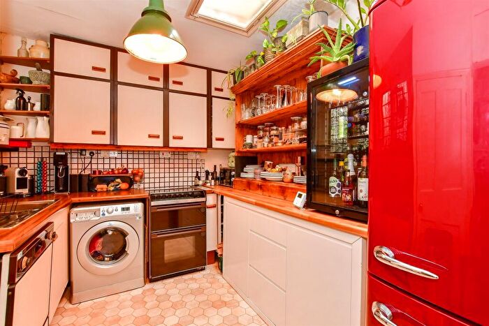 2 Bedroom Flat For Sale In Joss Gap Road, Broadstairs, Kent, CT10