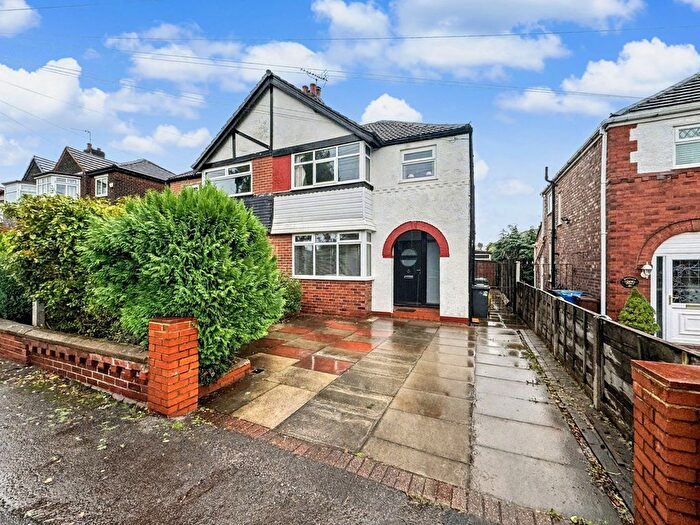 3 Bedroom Semi-detached House For Sale In Heywood Road, Prestwich, M25