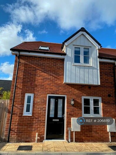 2 Bedroom Semi-Detached House To Rent In Warwick Avenue, Bedford, MK40