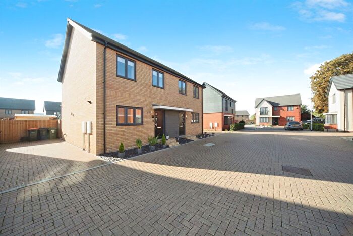 2 Bedroom Semi-detached House For Sale In Titus Grove, Houghton Regis, Dunstable, LU5