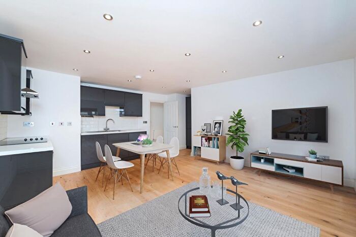 1 Bedroom Flat To Rent In Oakem House, Heather Place, KT10