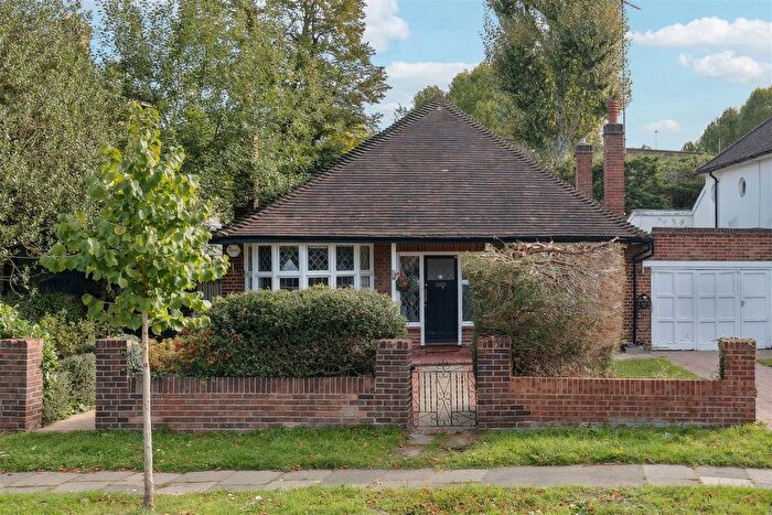 3 Bedroom Detached House For Sale In Bolton Road, London, W4