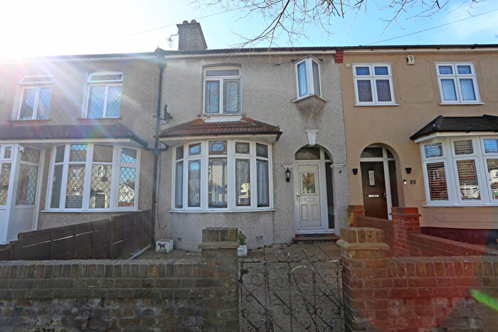 3 Bedroom Terraced House For Sale In Sunningdale Avenue, Rainham, Havering, RM13
