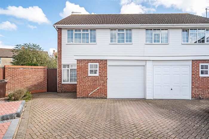 4 Bedroom Semi-Detached House For Sale In Fairthorne Gardens, Gosport, PO12