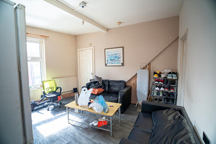 3 Bedroom Apartment To Rent In B Hyde Park Road #, LS6